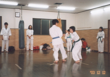 2003.12.12.karate.yumi-1.jpg (41343 oCg)