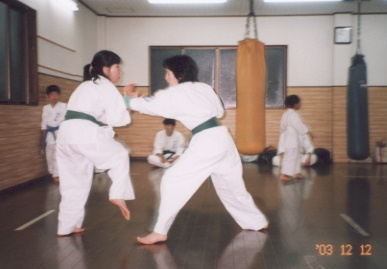 2003.12.12.karate.yumi-2.jpg (40086 oCg)