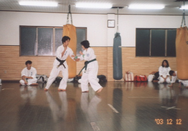 2003.12.12.karate.yumi-3.jpg (41064 oCg)